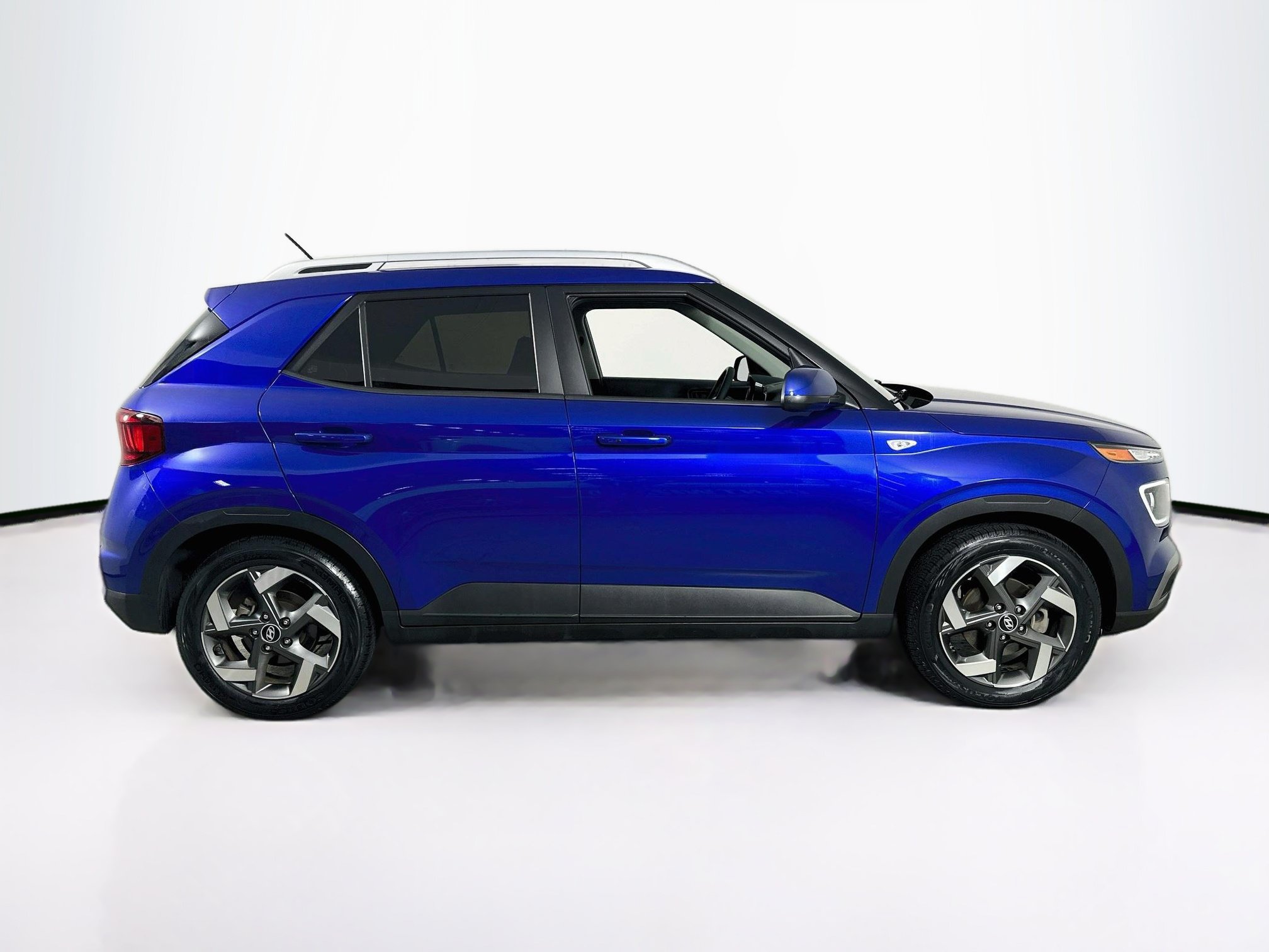 Used 2023 Hyundai Venue Limited FWD image 4
