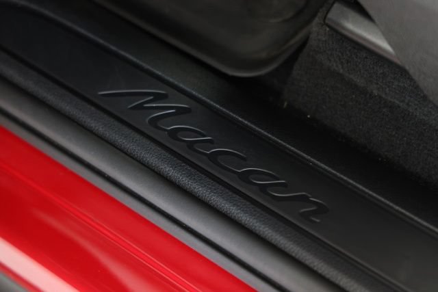 Used 2025 Porsche Macan AWD/4WD image 21