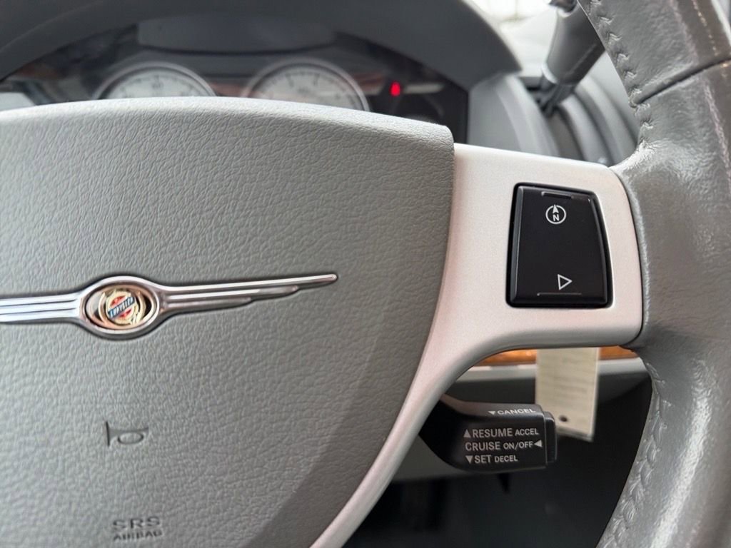 Used 2010 Chrysler Town & Country Limited image 17