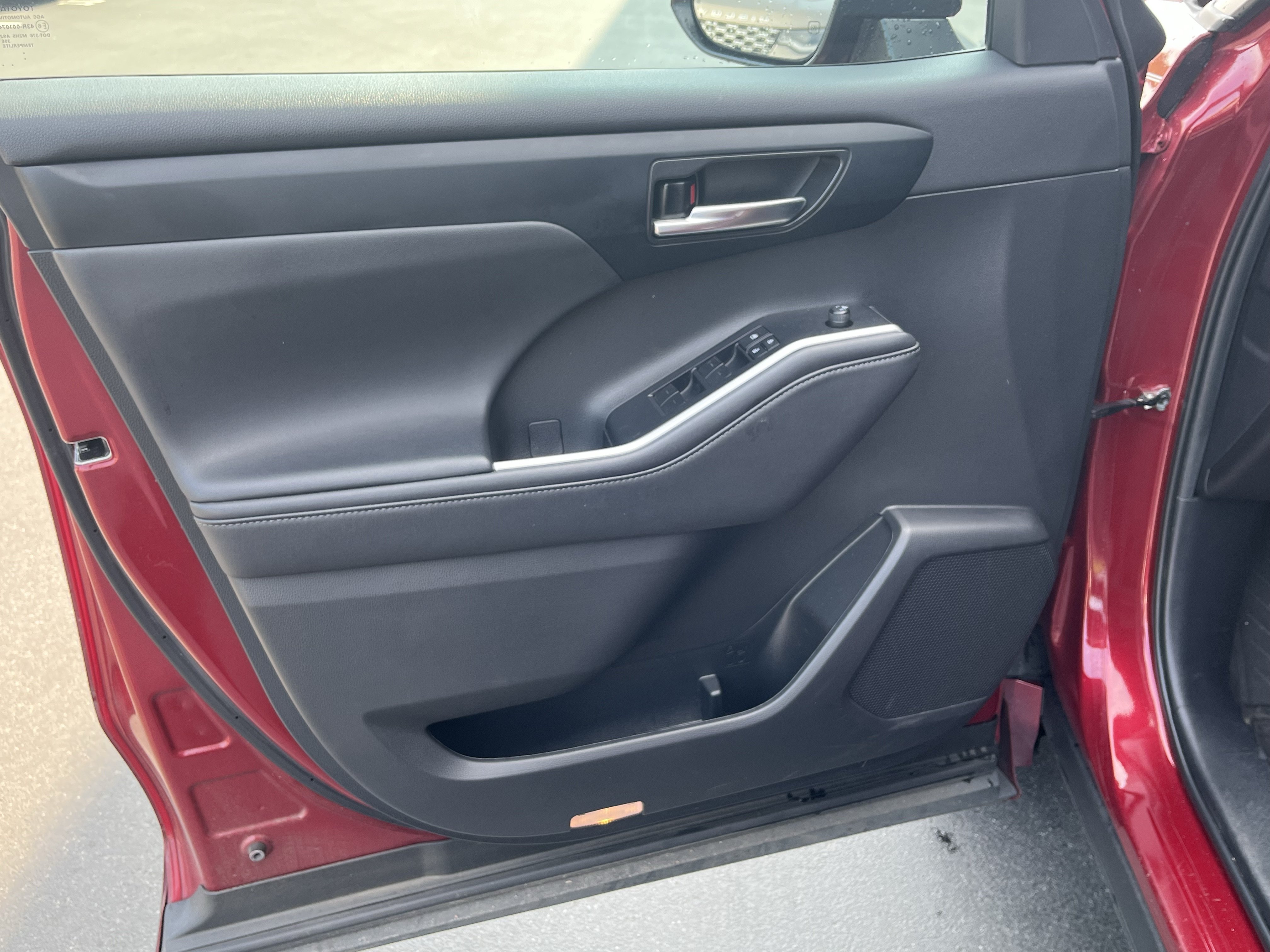 Used 2022 Toyota Highlander XSE FWD image 14