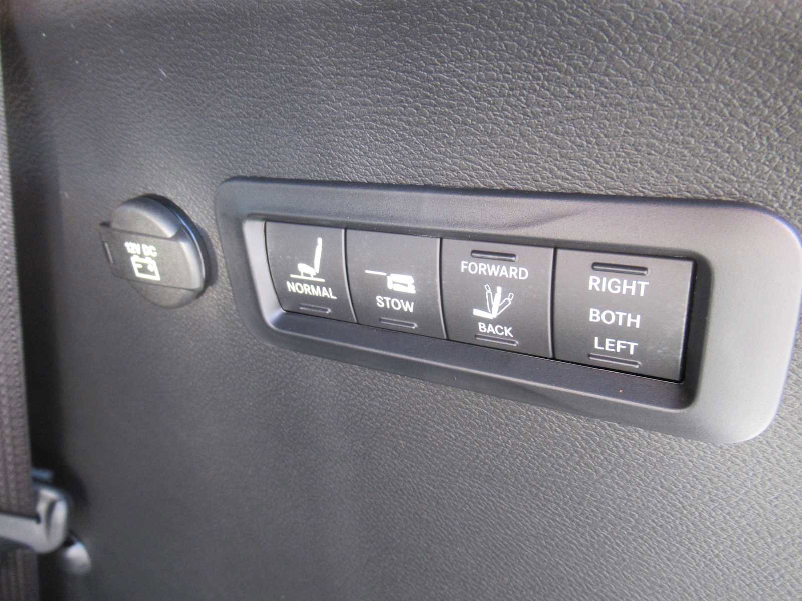 New 2026 Chrysler Pacifica Pinnacle image 8