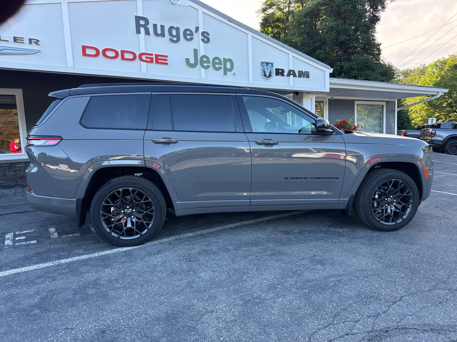 New 2027 Jeep Grand Cherokee L Summit AWD/4WD image 2