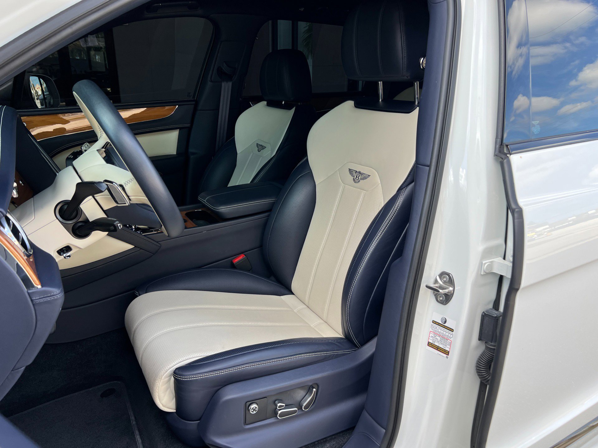 Used 2021 Bentley Bentayga image 21