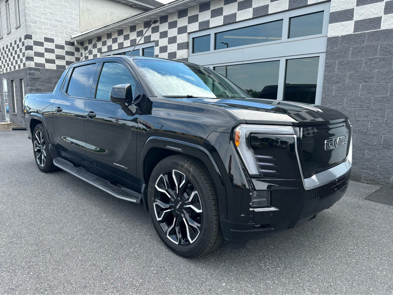 Used 2025 GMC Sierra EV Denali AWD/4WD image 2