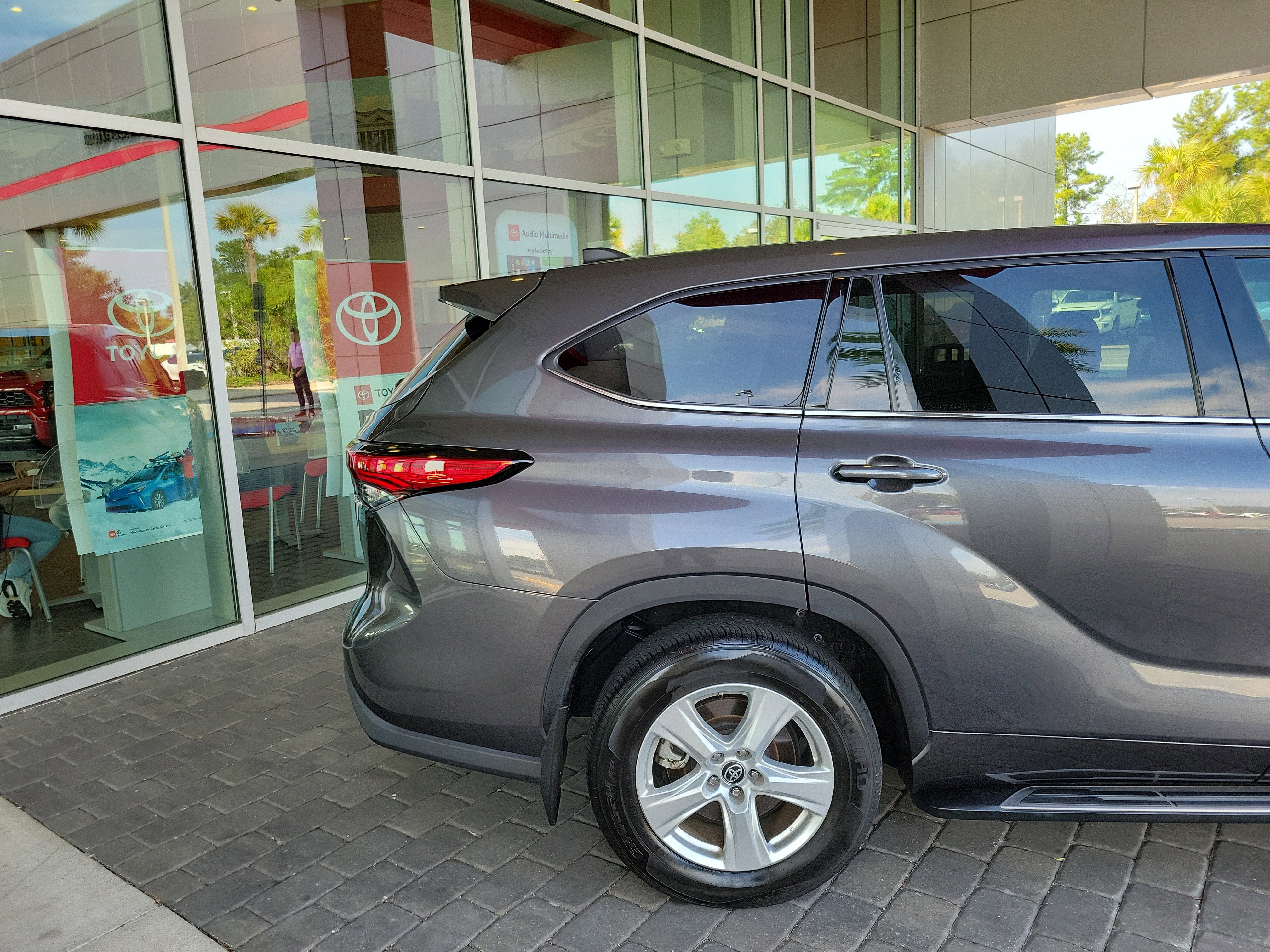 Used 2022 Toyota Highlander LE image 6