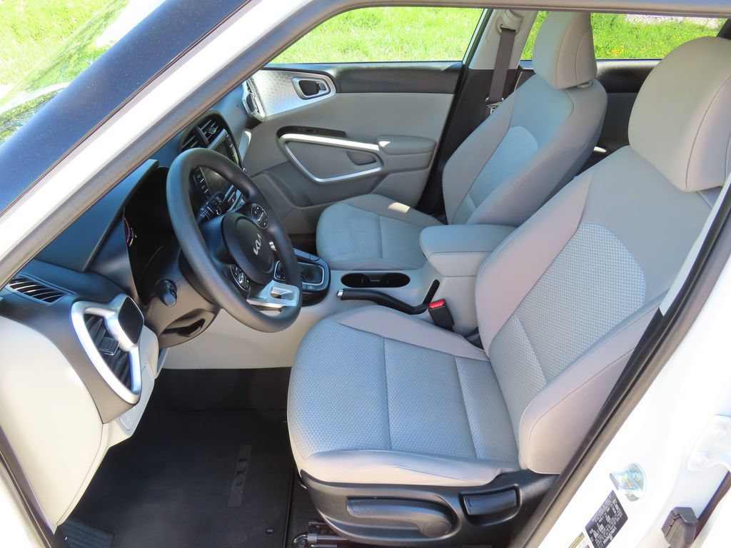 Certified 2025 Kia Soul LX w/ LX Technology Package FWD image 21