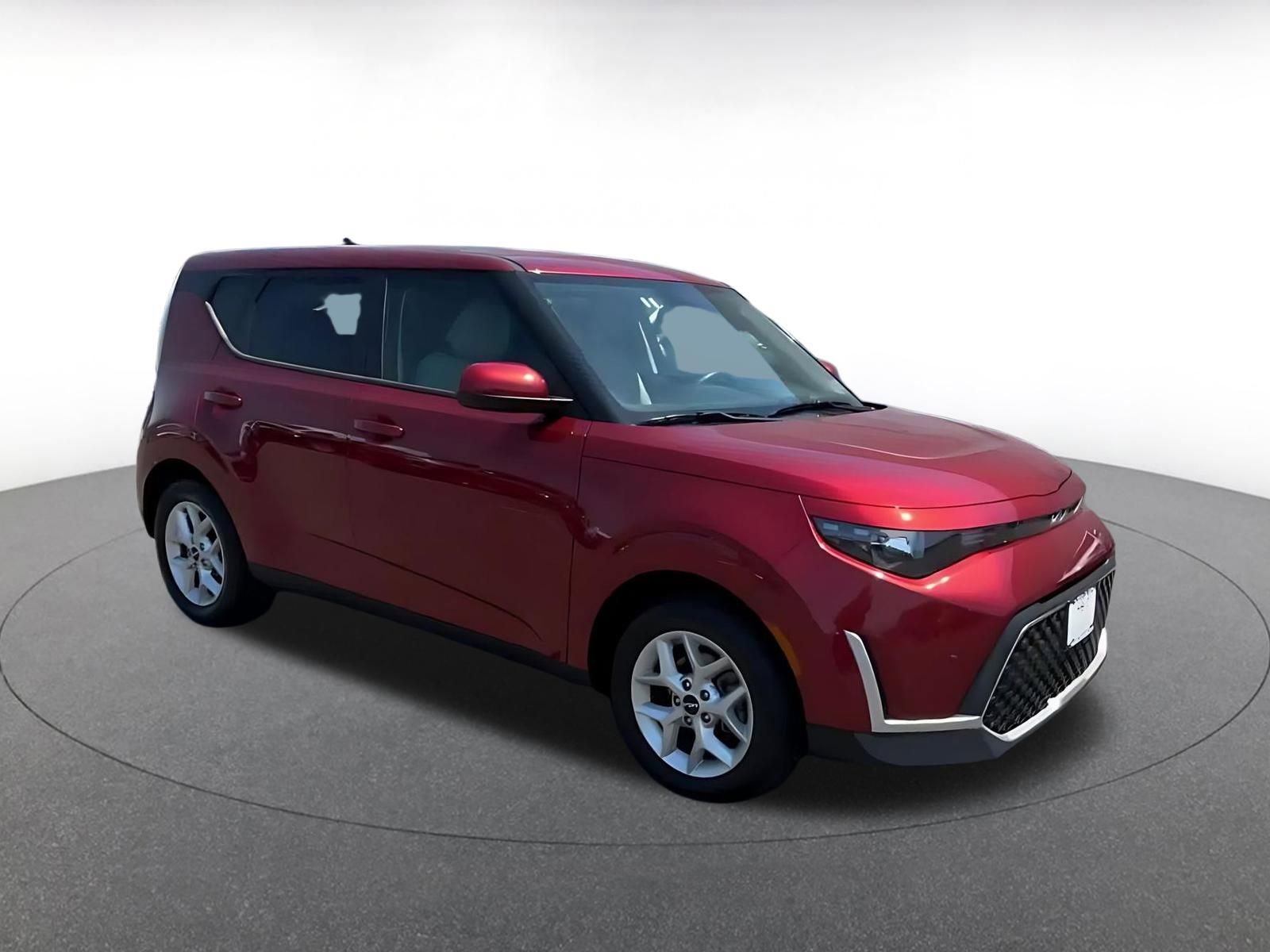 Used 2025 Kia Soul LX w/ LX Technology Package FWD image 2