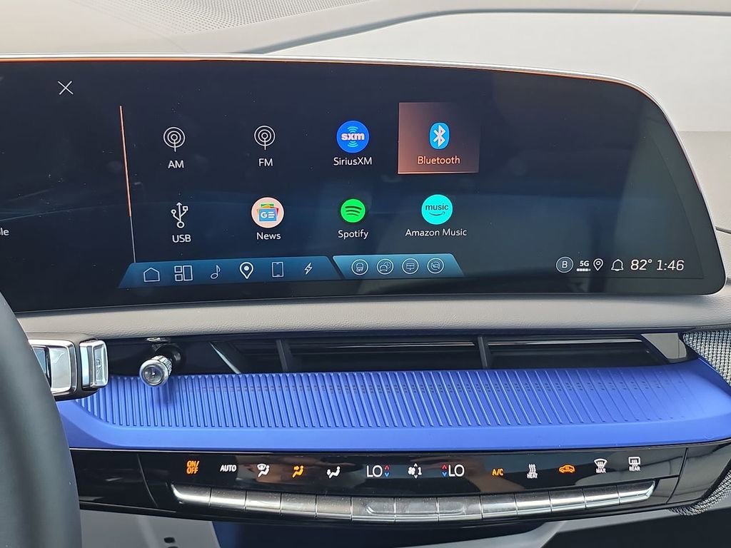 Used 2025 Cadillac Optiq Luxury 2 image 13