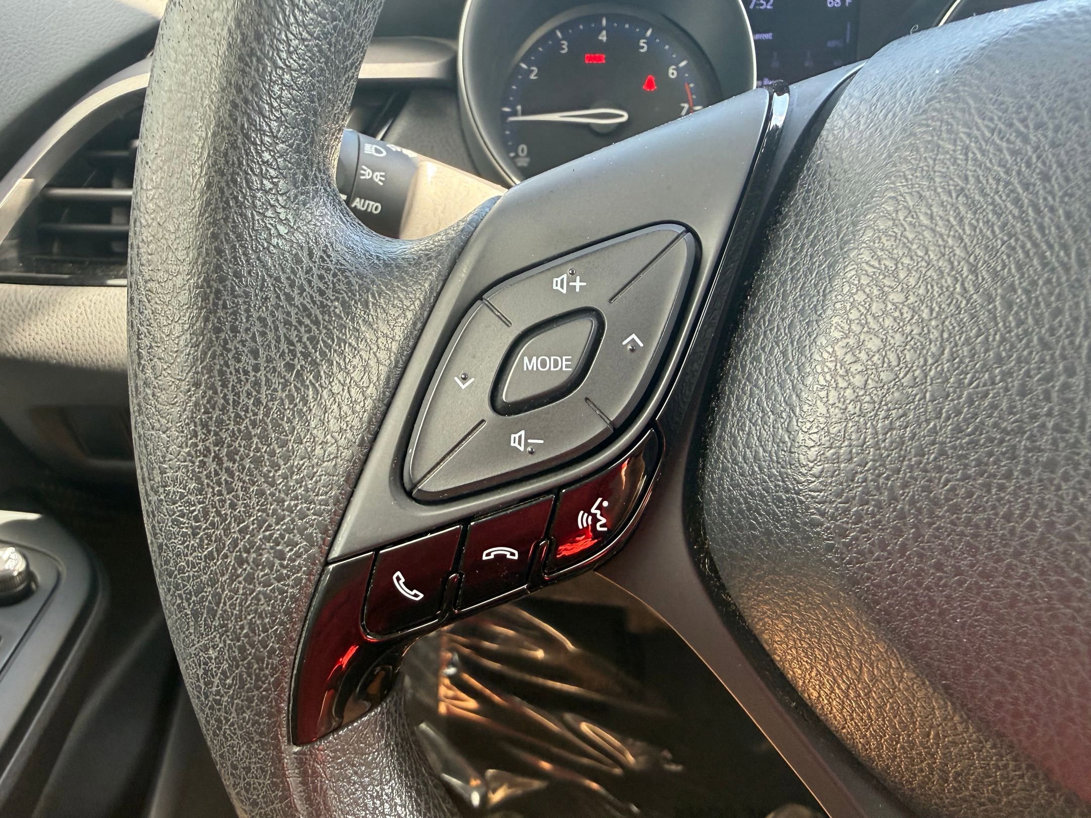 Used 2020 Toyota C-HR LE FWD image 15