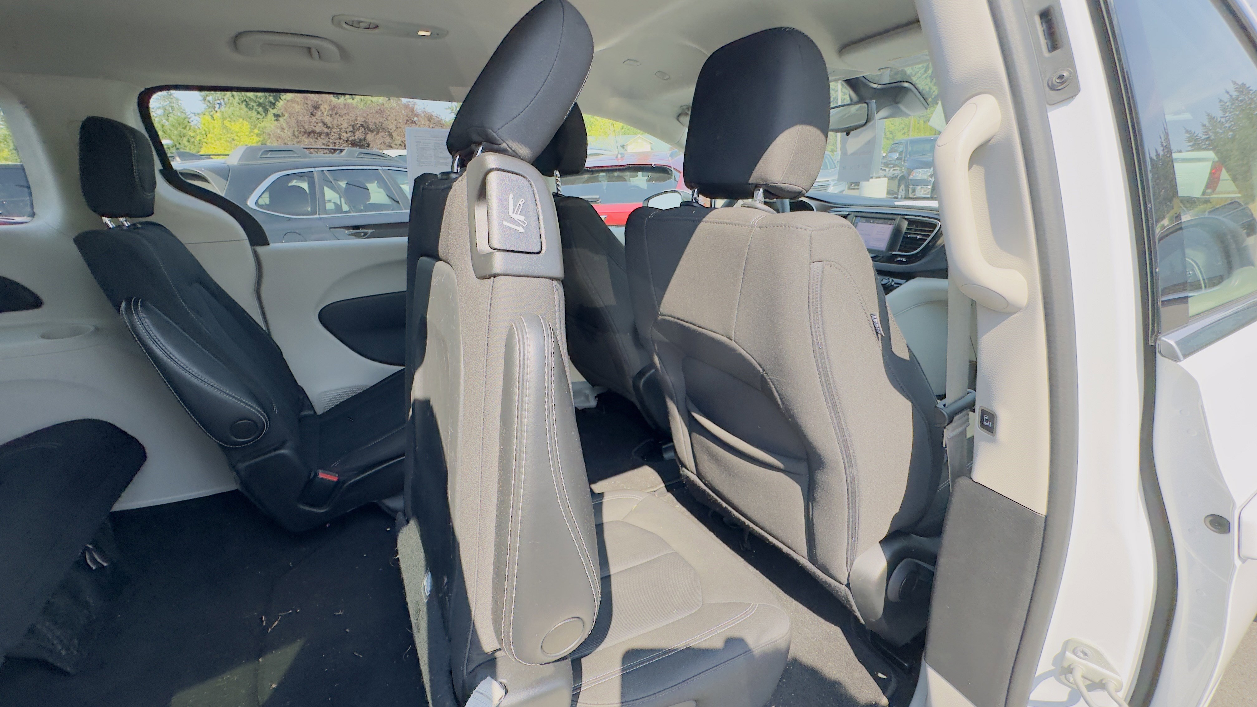 Used 2023 Chrysler Voyager LX image 13