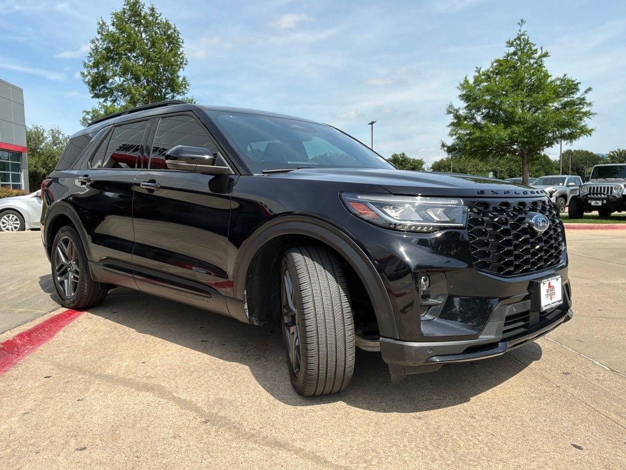 Used 2025 Ford Explorer ST AWD/4WD image 4