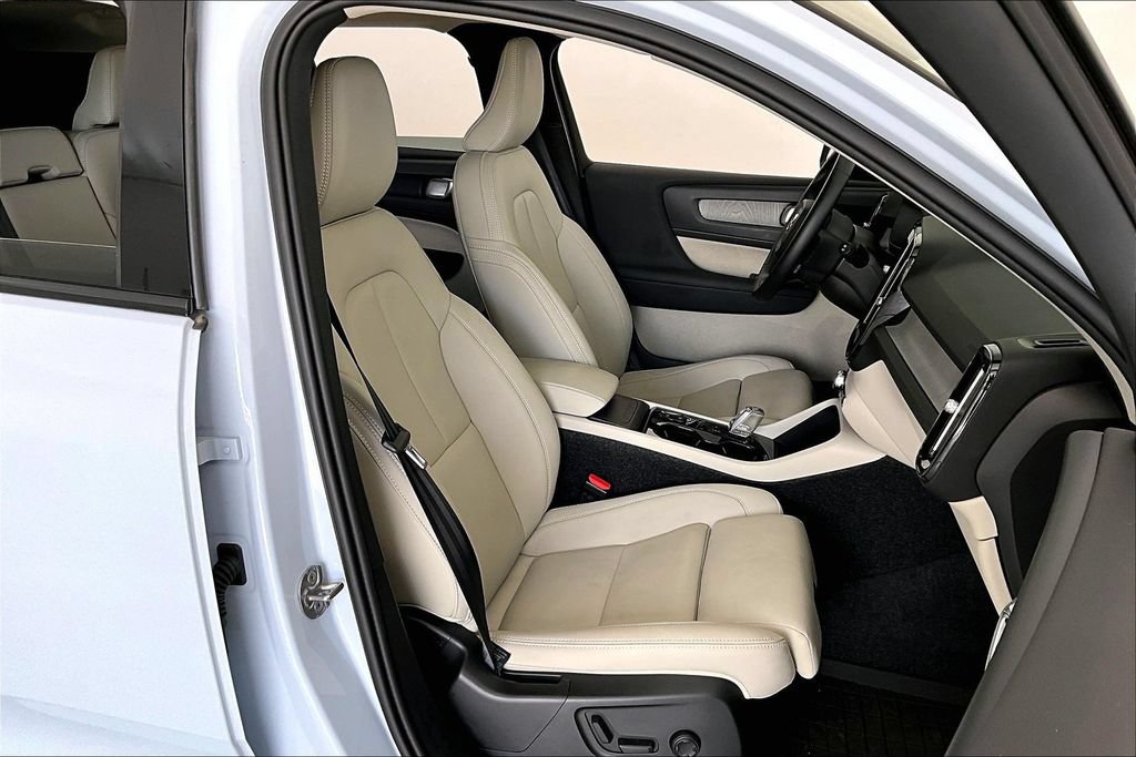 Used 2026 Volvo XC40 B5 Plus AWD/4WD image 8