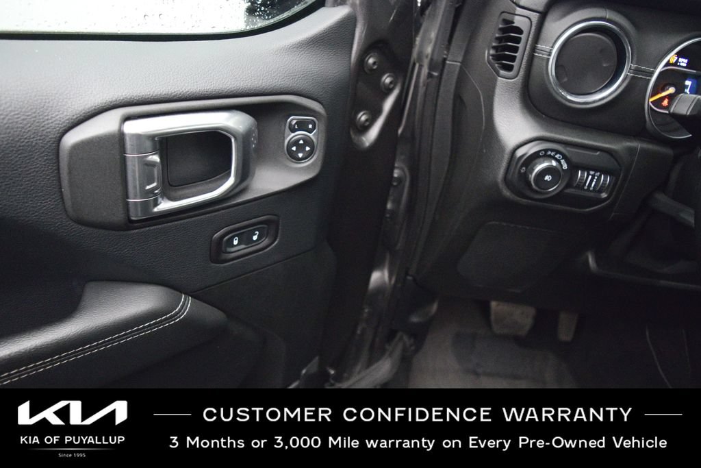 Used 2018 Jeep Wrangler Unlimited Sahara AWD/4WD image 28
