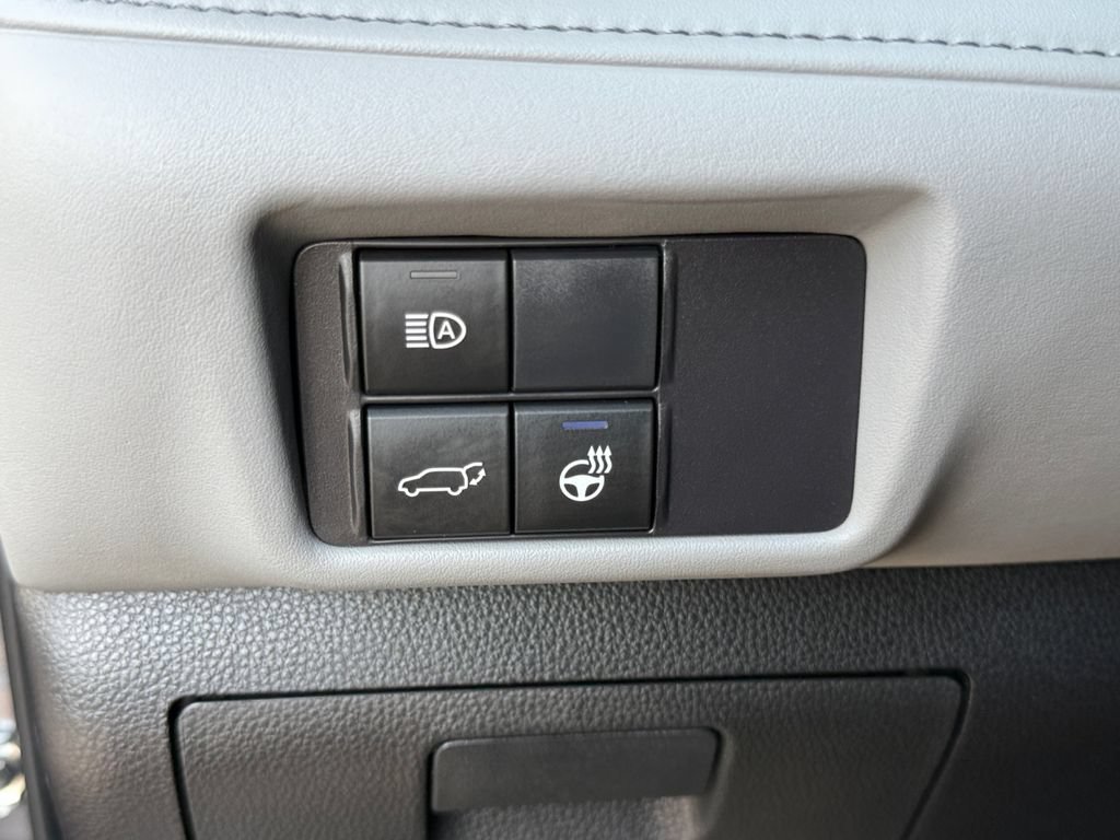 Used 2022 Toyota Highlander Limited FWD image 22