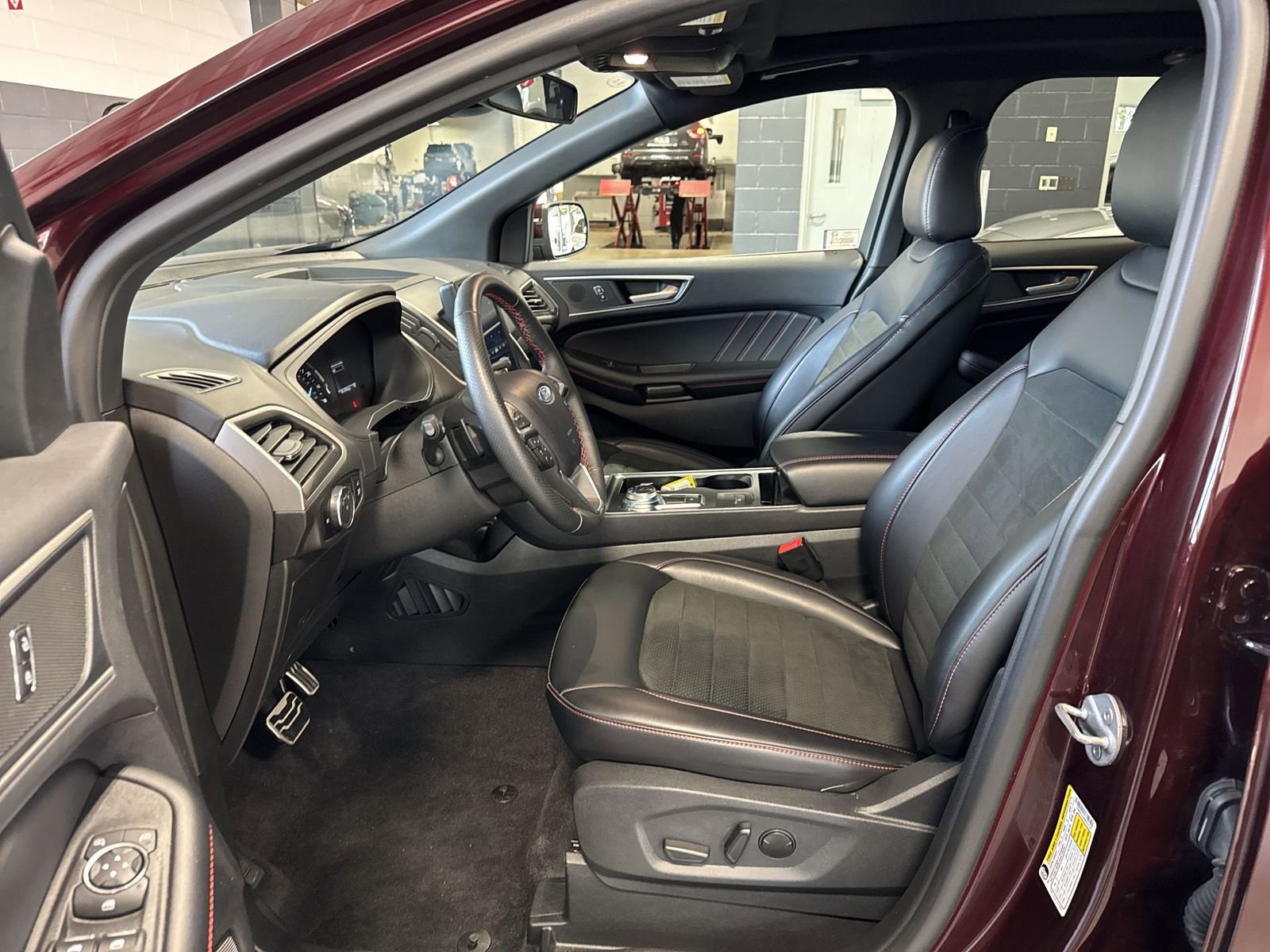Used 2024 Ford Edge ST-Line w/ Class II Trailer Tow Package AWD/4WD image 11