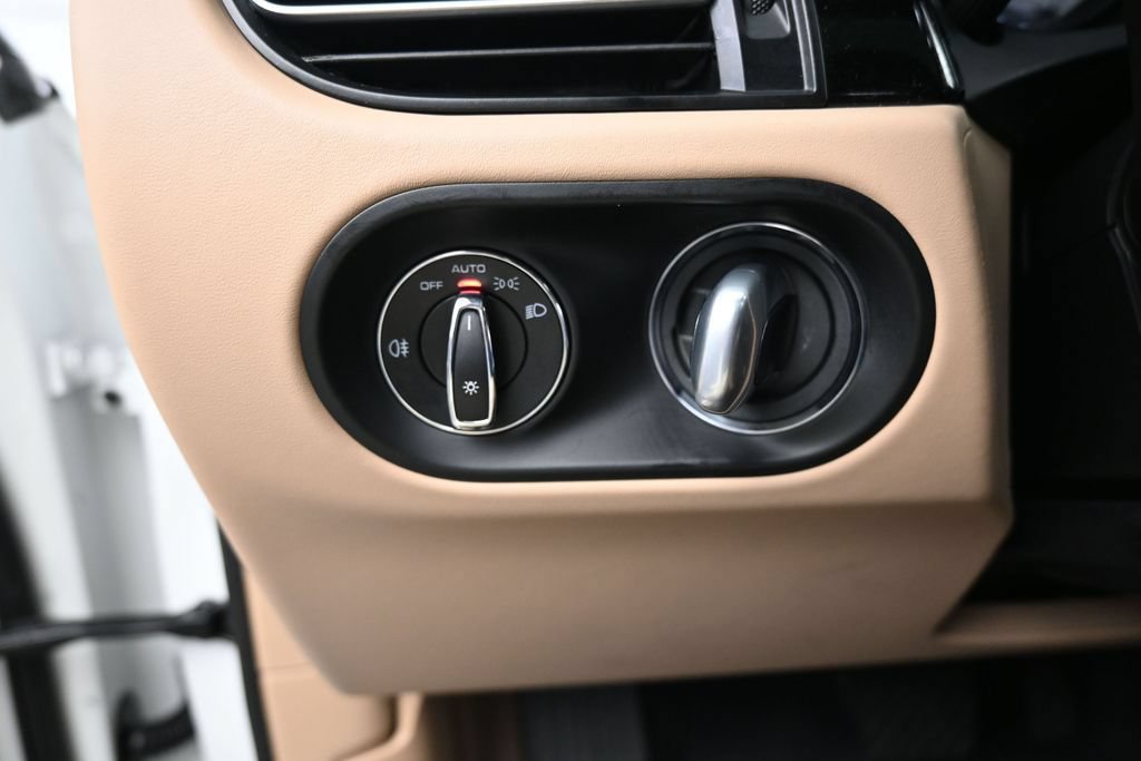 Certified 2024 Porsche Macan AWD/4WD image 24