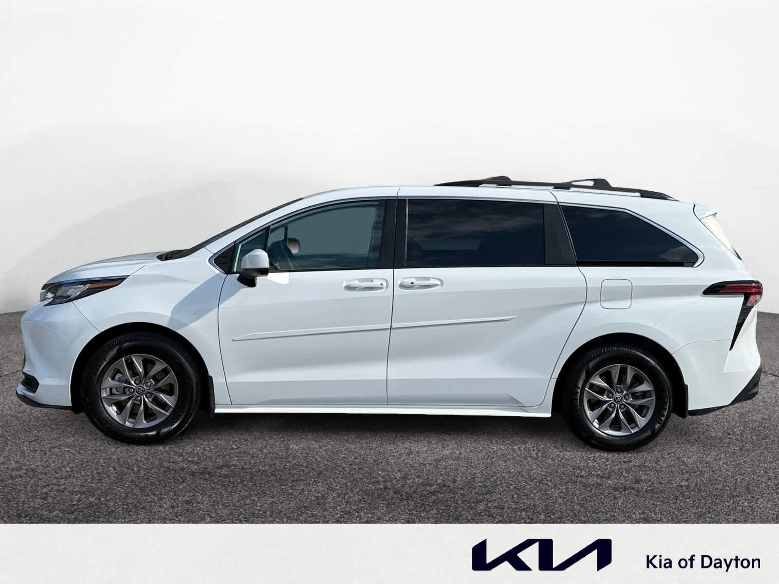 Used 2022 Toyota Sienna LE image 2