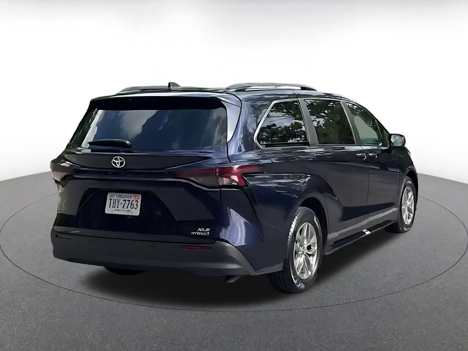 Used 2024 Toyota Sienna XLE FWD image 13