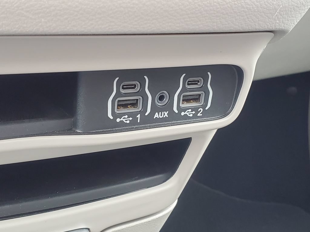 Used 2024 Chrysler Pacifica Touring-L FWD image 22