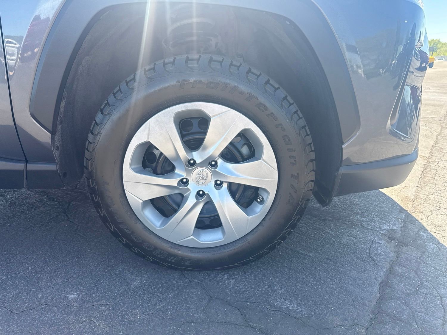 Used 2023 Toyota RAV4 LE AWD/4WD image 2