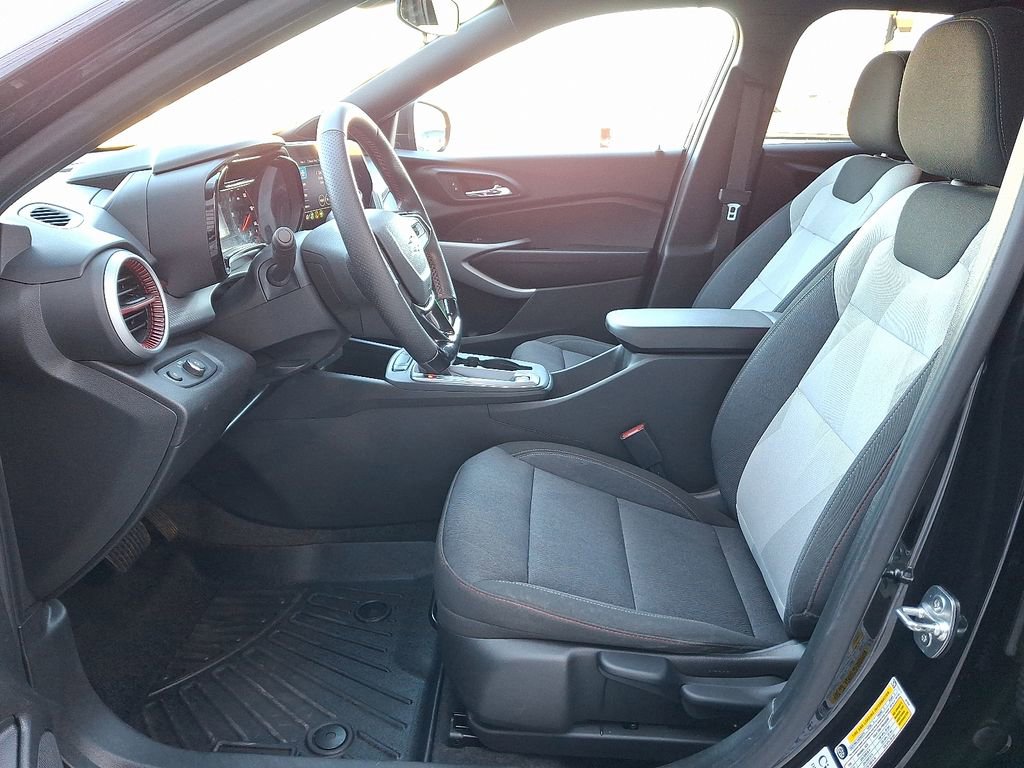 Used 2024 Chevrolet Trax RS w/ Sunroof Package FWD image 15