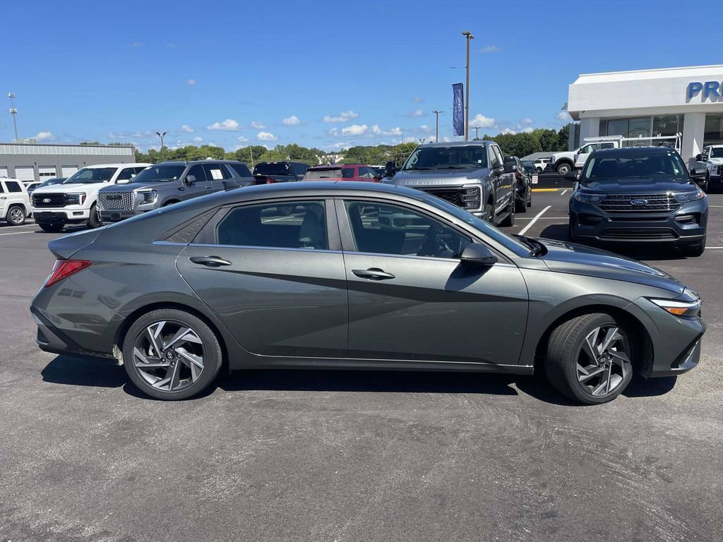 Used 2024 Hyundai Elantra Limited FWD image 2