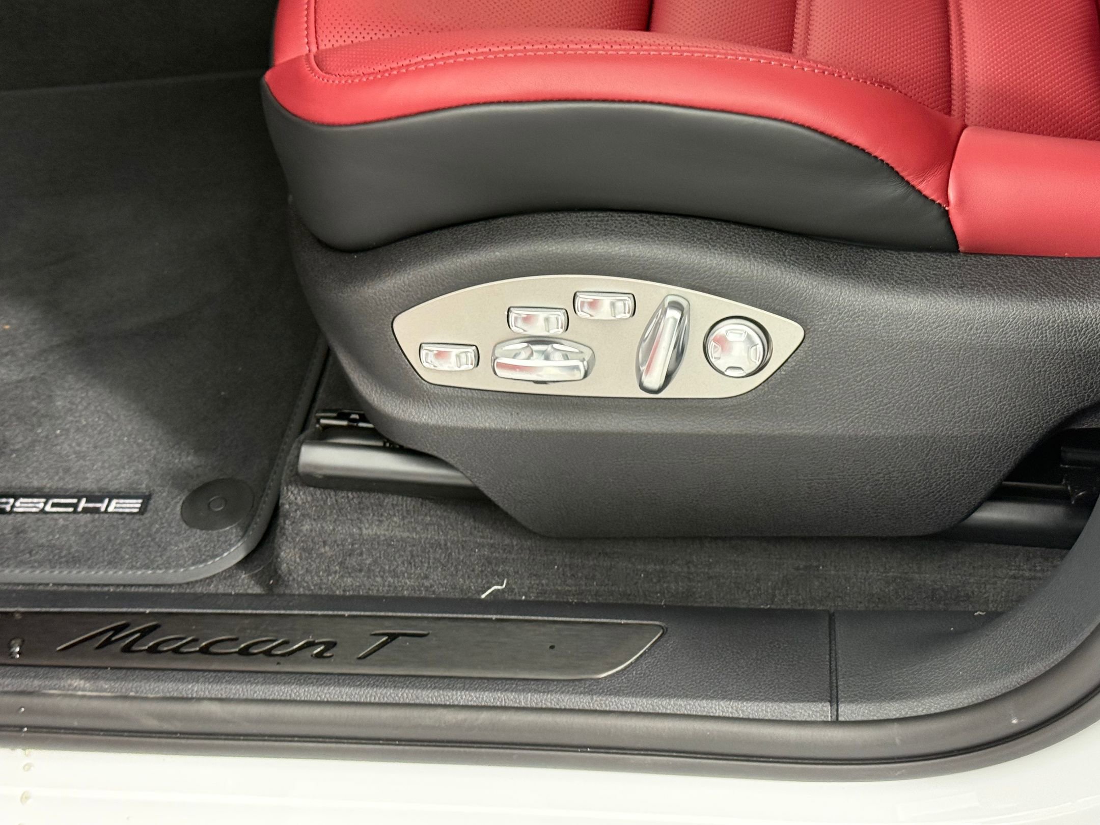 New 2026 Porsche Macan Turbo AWD/4WD image 16