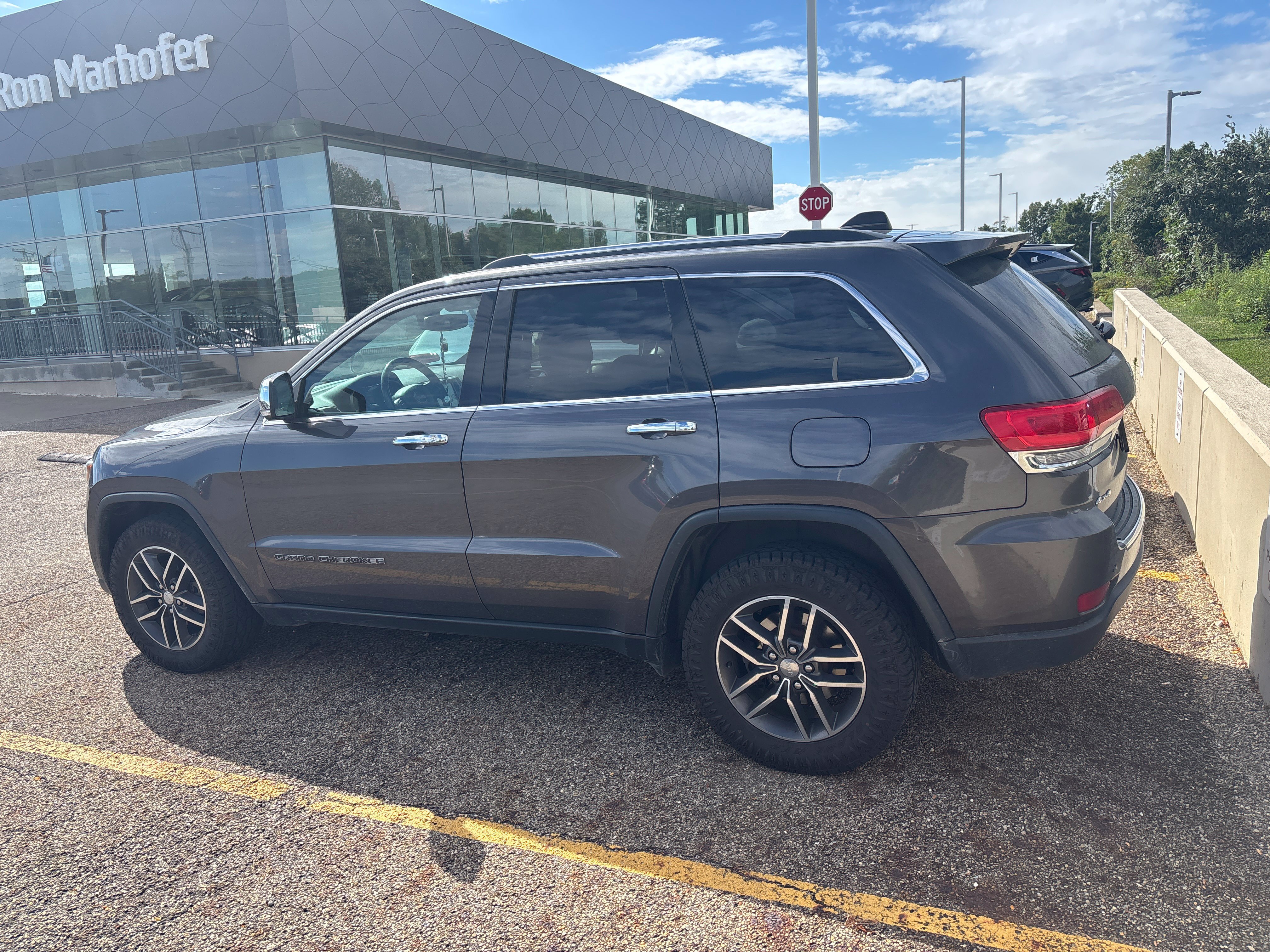 Used 2017 Jeep Grand Cherokee Limited w/ Luxury Group II AWD/4WD image 4