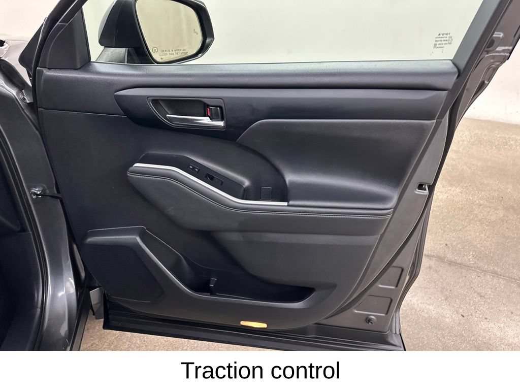Used 2022 Toyota Highlander XLE FWD image 22