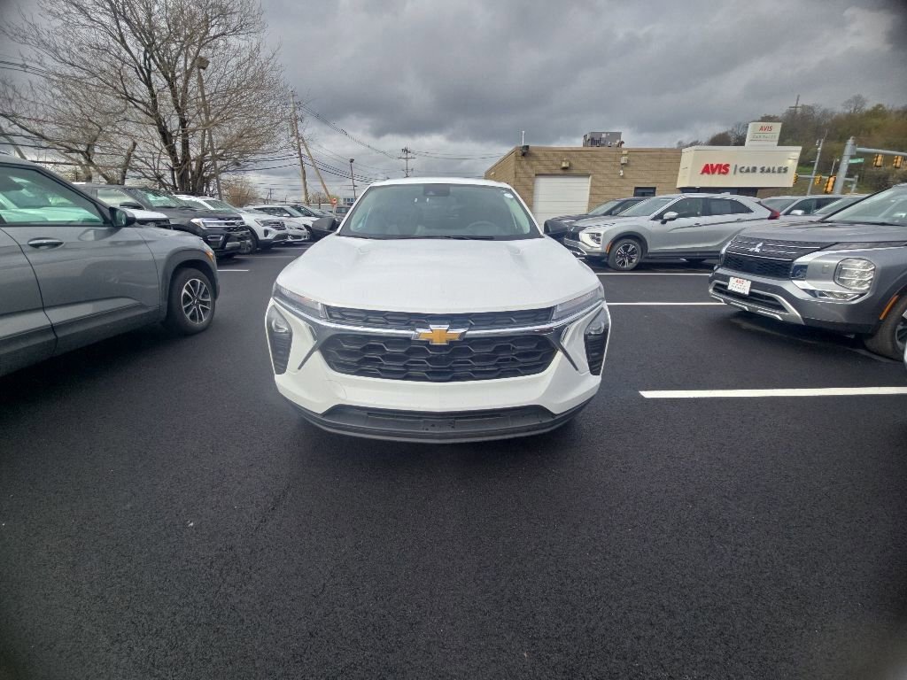 Used 2025 Chevrolet Trax LS FWD image 2