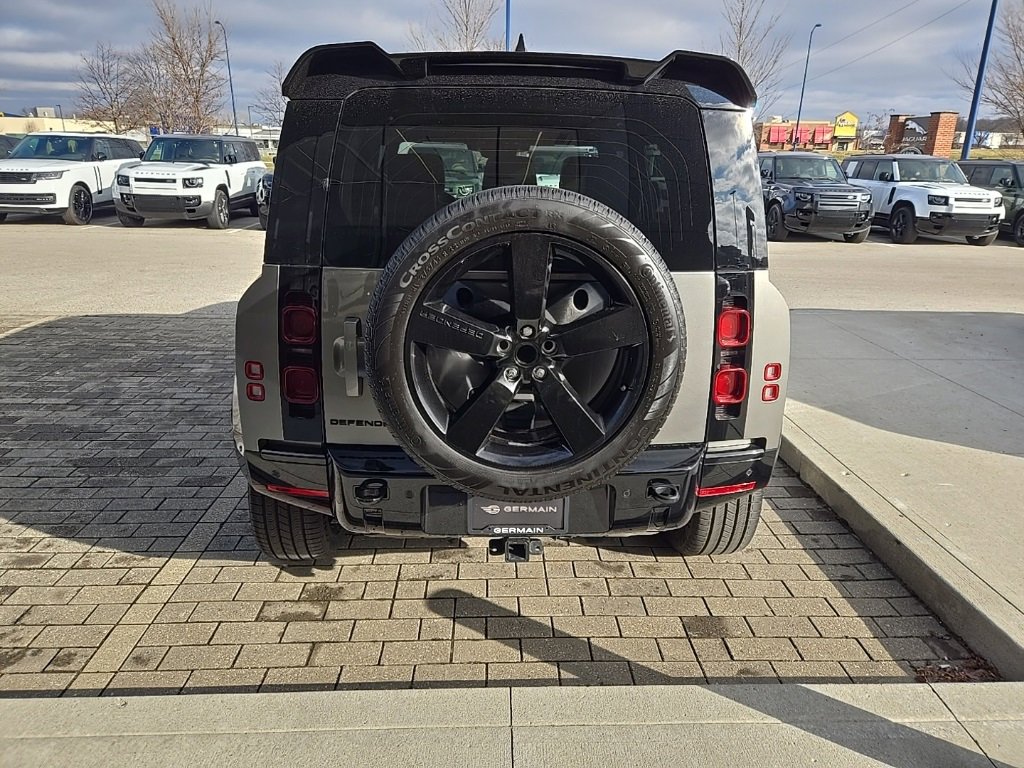 Used 2024 Land Rover Defender 110 X-Dynamic SE image 6