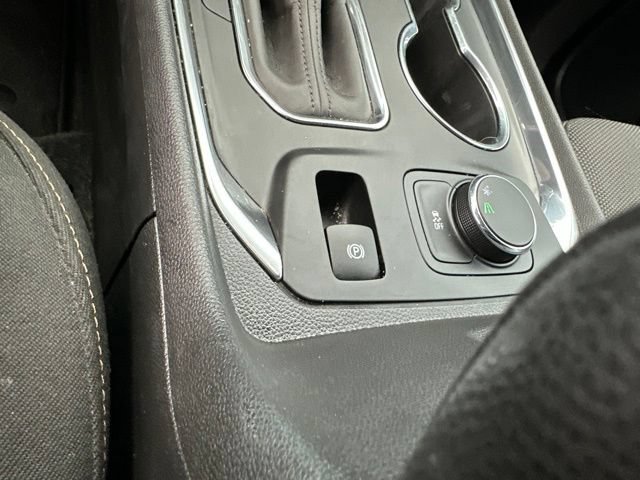 Used 2020 Chevrolet Traverse LT FWD image 36