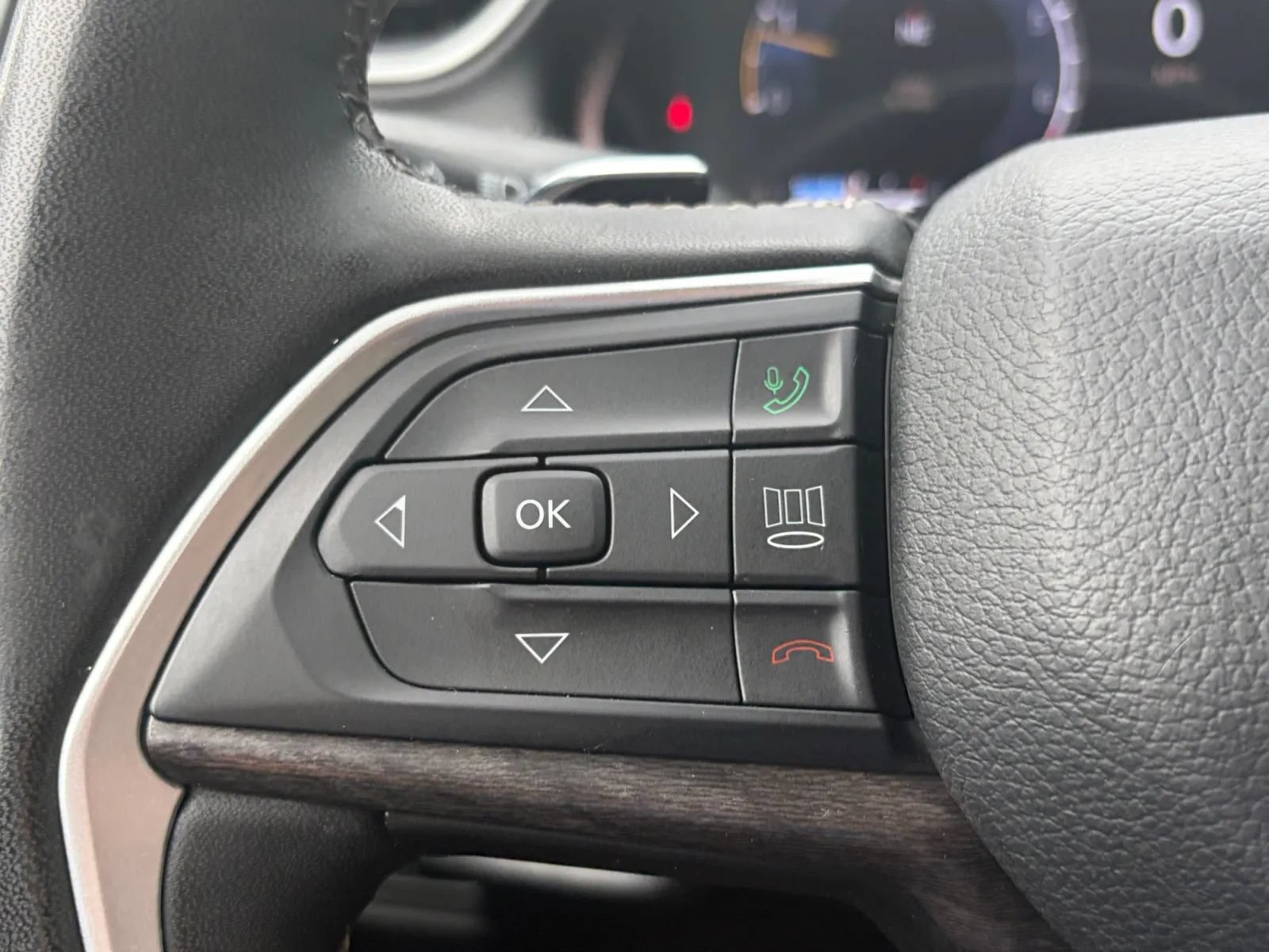 Used 2023 Jeep Grand Cherokee Limited AWD/4WD image 30