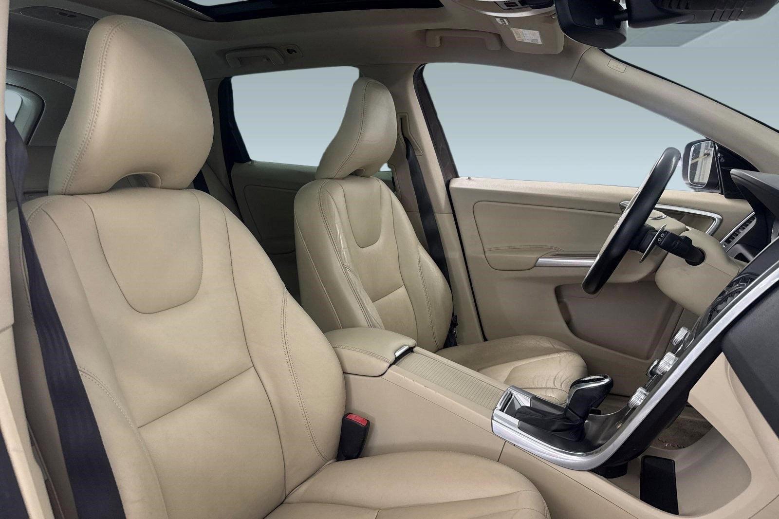Used 2015 Volvo XC60 T6 Platinum AWD/4WD image 32