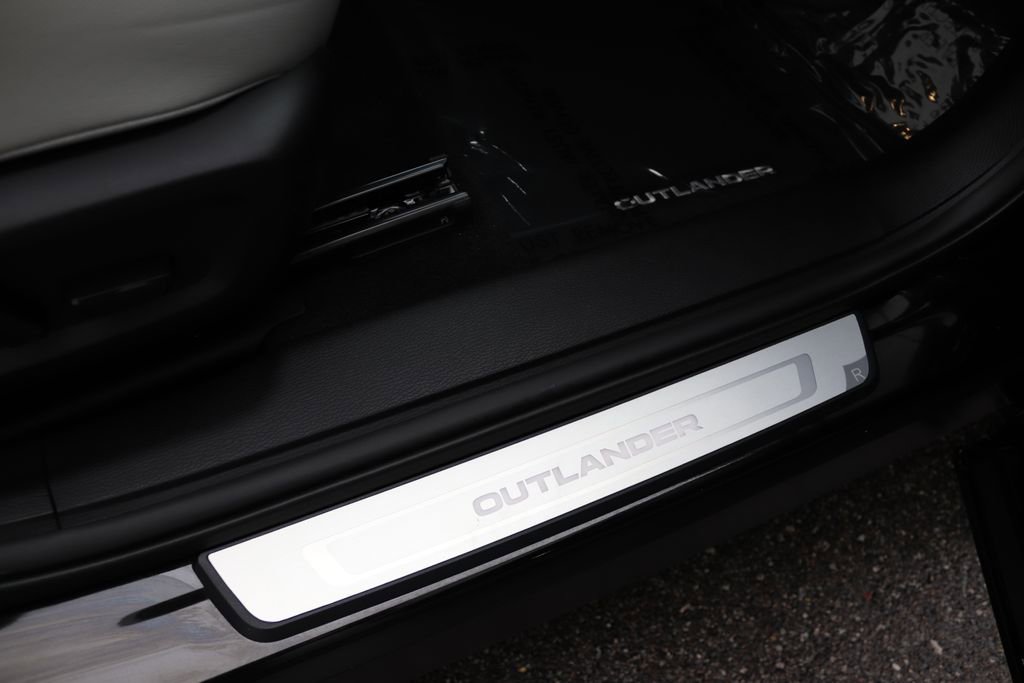 Used 2025 Mitsubishi Outlander AWD image 20