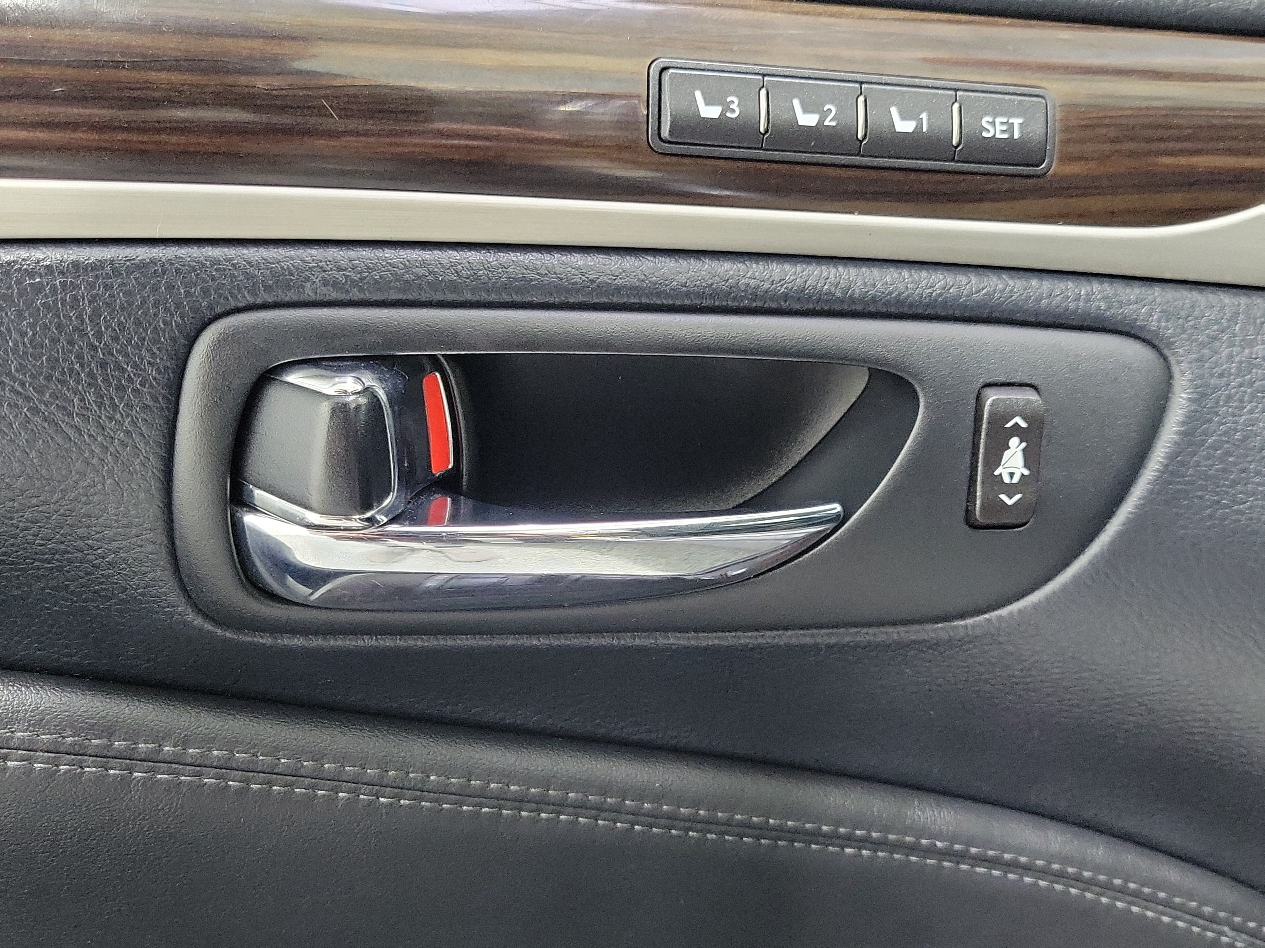 Used 2013 Lexus LS 460 w/ Comfort Pkg RWD image 16