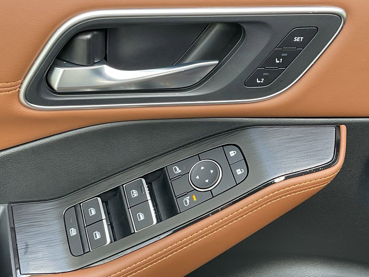 Used 2025 Nissan Rogue Platinum w/ Platinum Premium Package image 12