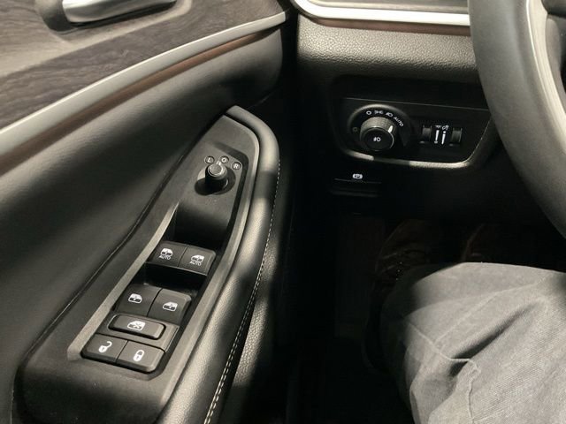 Used 2023 Jeep Grand Cherokee Limited image 17