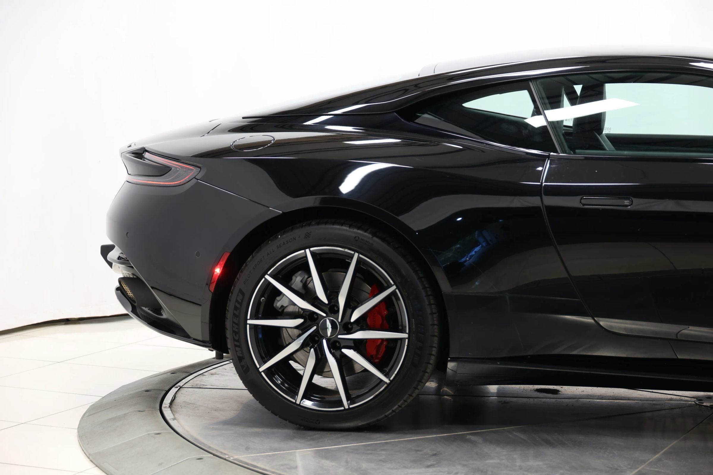 Used 2018 Aston Martin DB11 V12 image 57