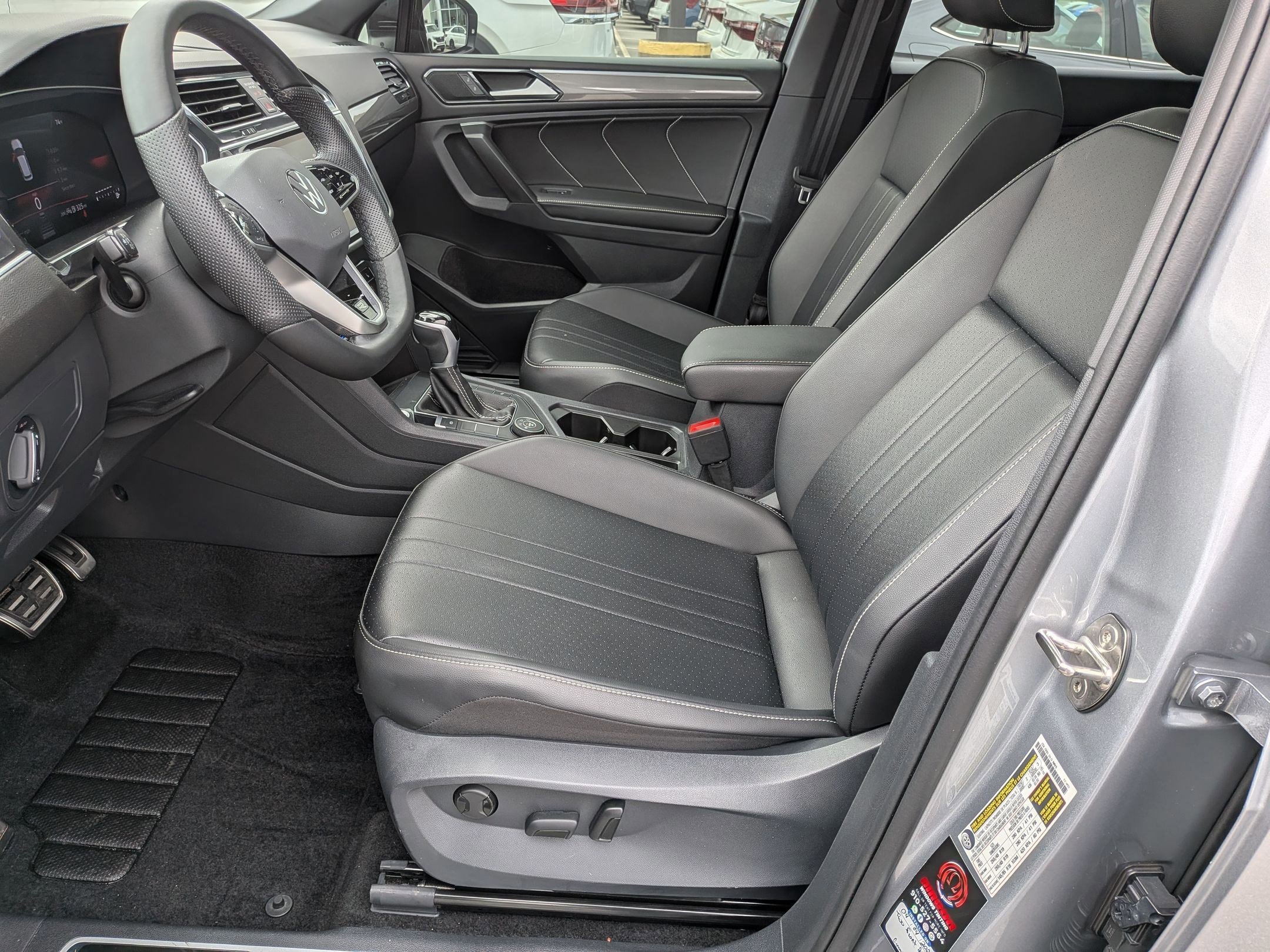 Used 2024 Volkswagen Tiguan SE R-Line image 14