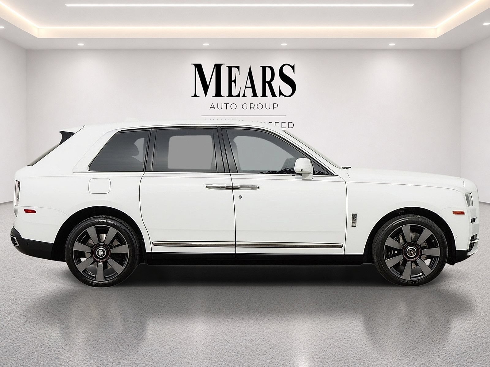 Used 2022 Rolls-Royce Cullinan AWD/4WD image 3
