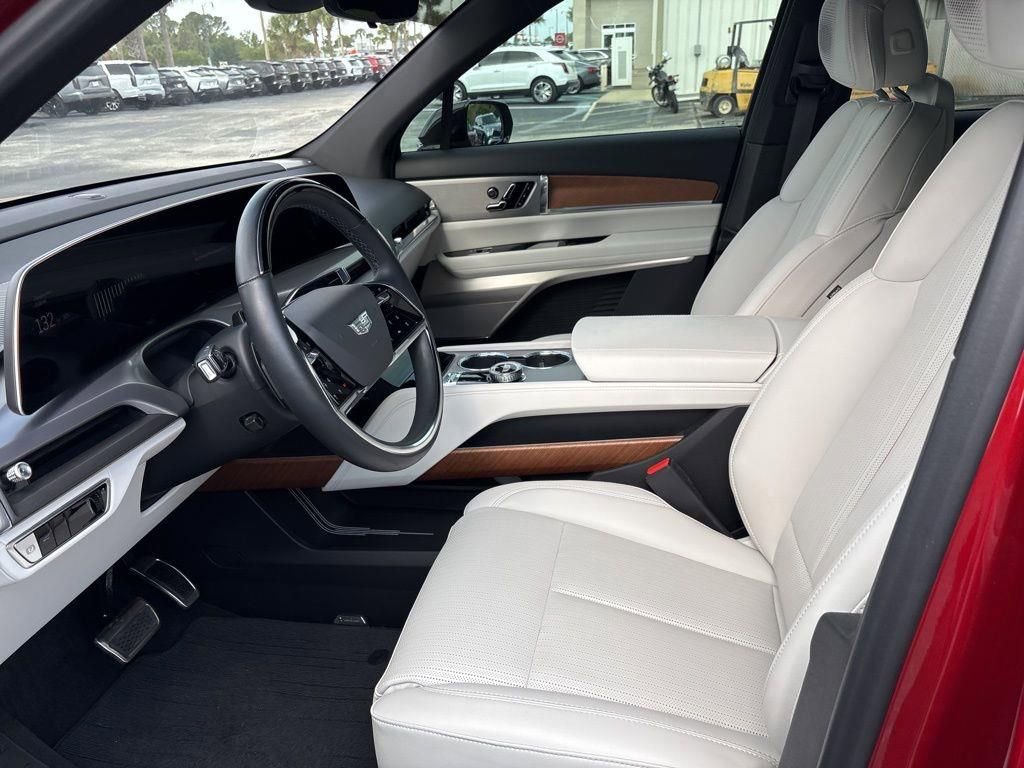 Used 2026 Cadillac Vistiq Luxury w/ LPO, Premium Carpet Package image 12