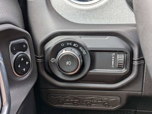 Used 2025 Jeep Wrangler Unlimited Sahara AWD/4WD image 26