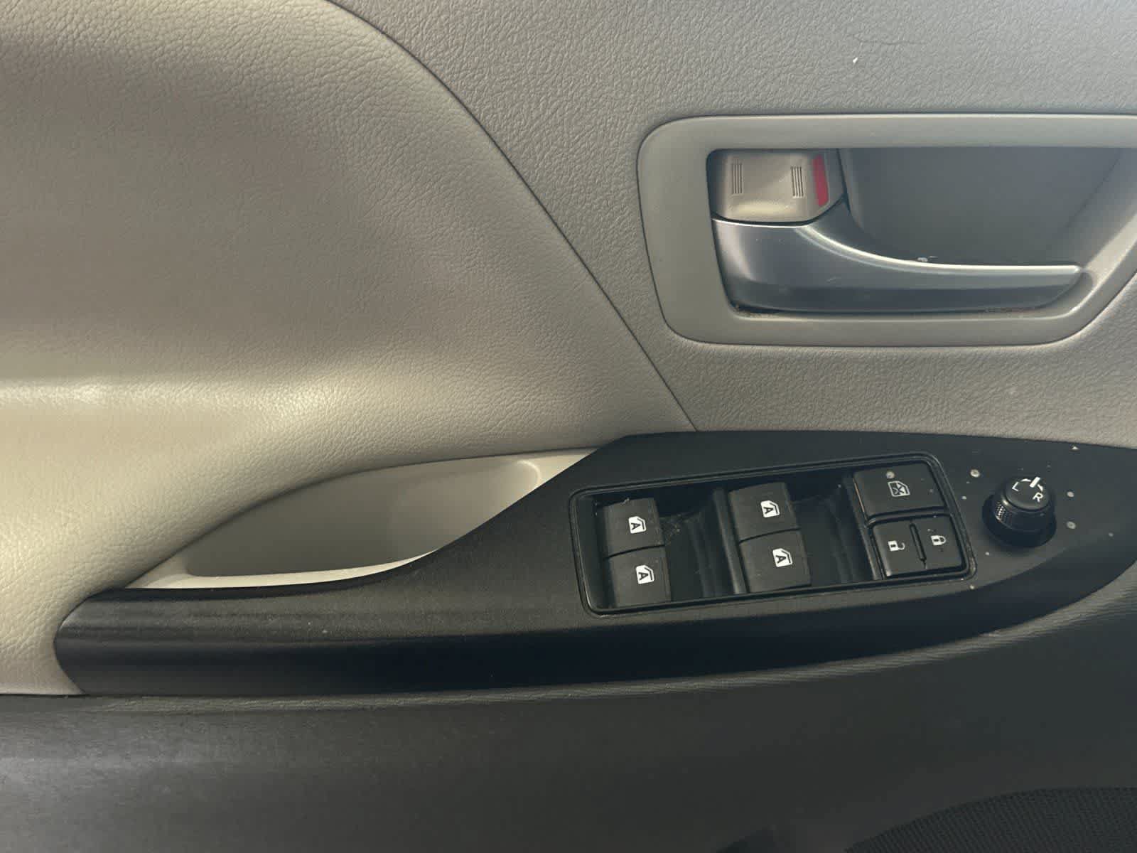 Used 2015 Toyota Sienna LE FWD image 13