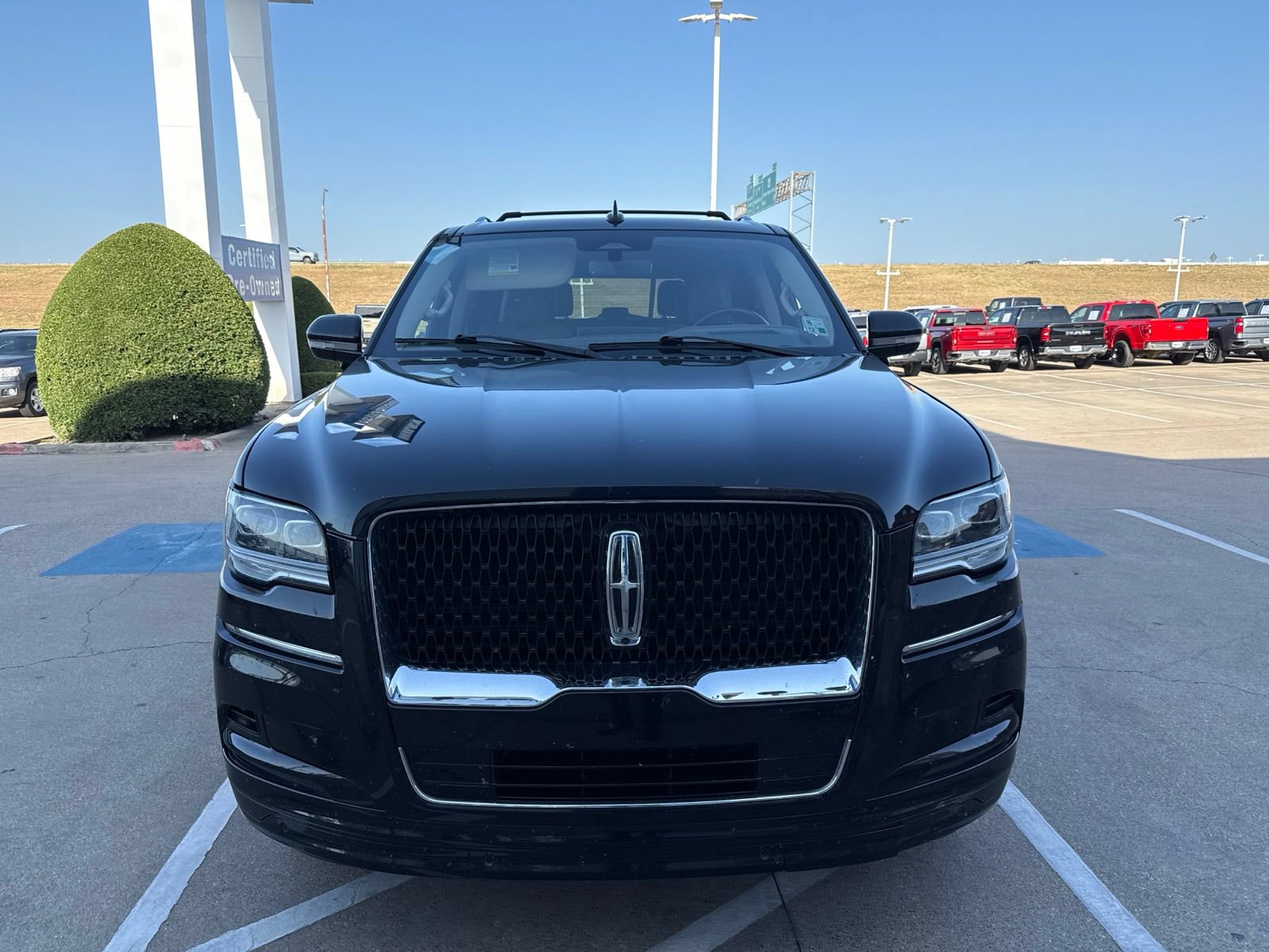 Used 2022 Lincoln Navigator Reserve AWD/4WD image 2