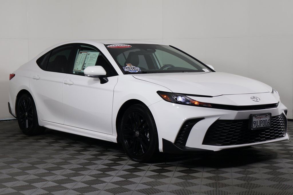 Used 2025 Toyota Camry SE image 3