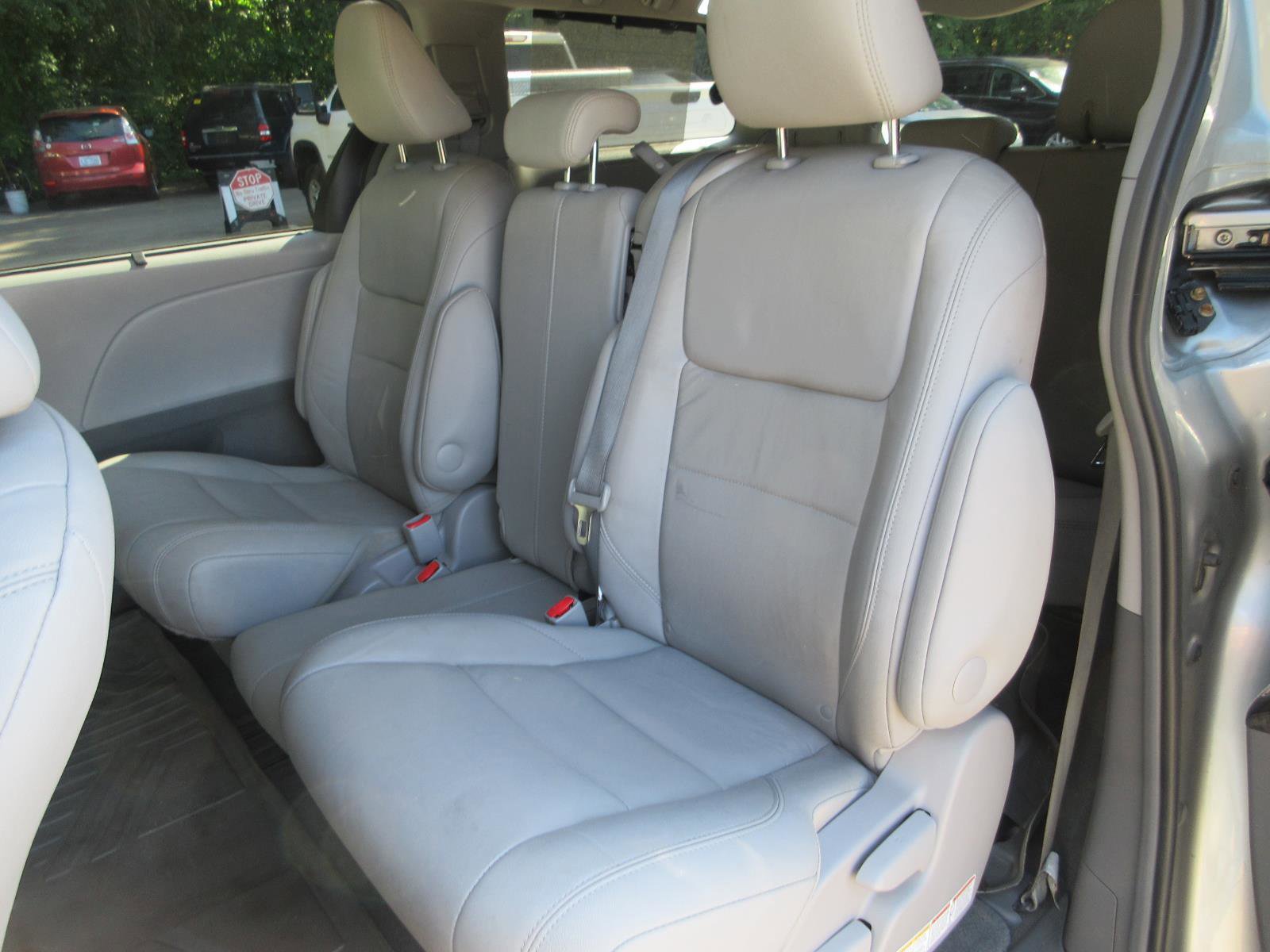 Used 2017 Toyota Sienna XLE FWD image 18