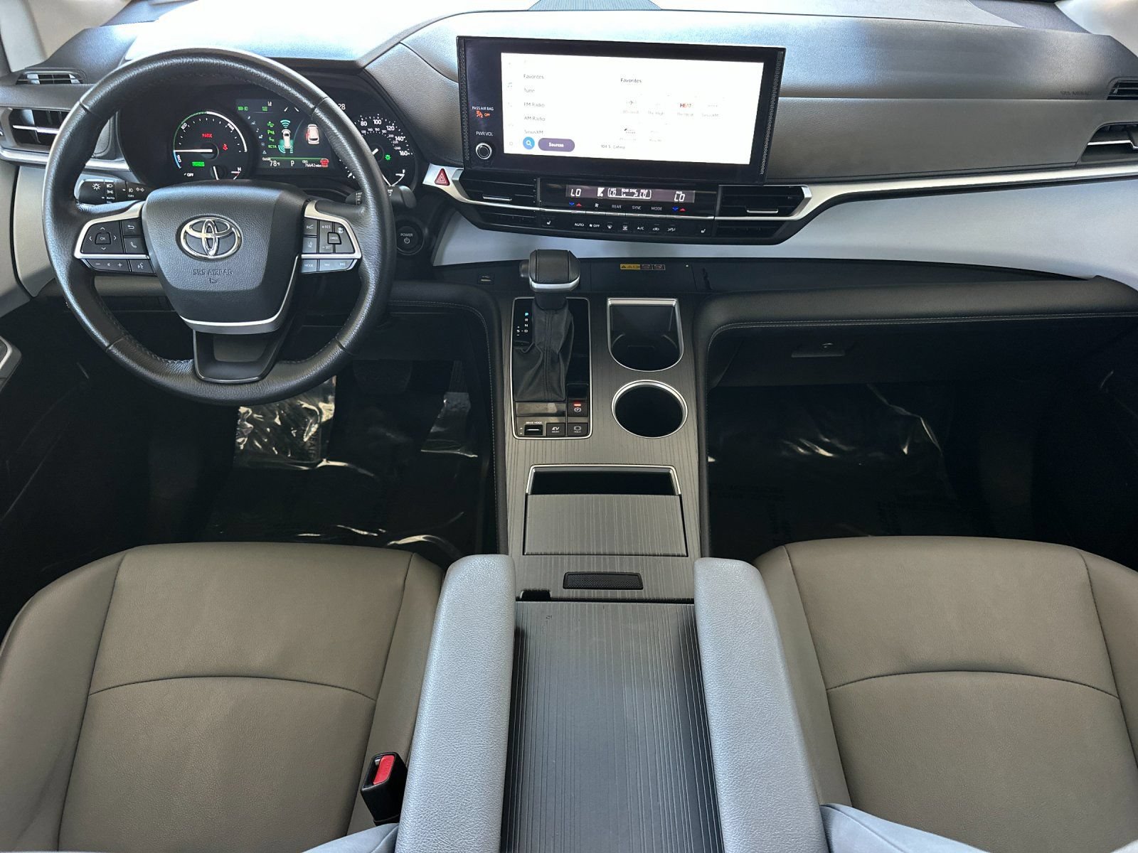 Used 2025 Toyota Sienna XLE FWD image 12