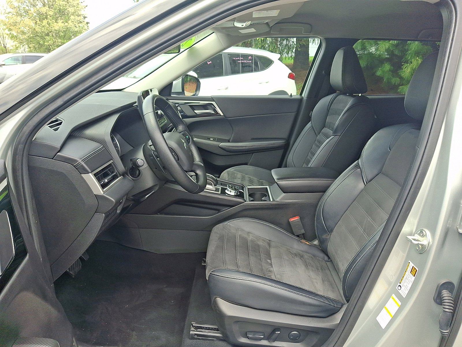 Used 2023 Mitsubishi Outlander SE image 14