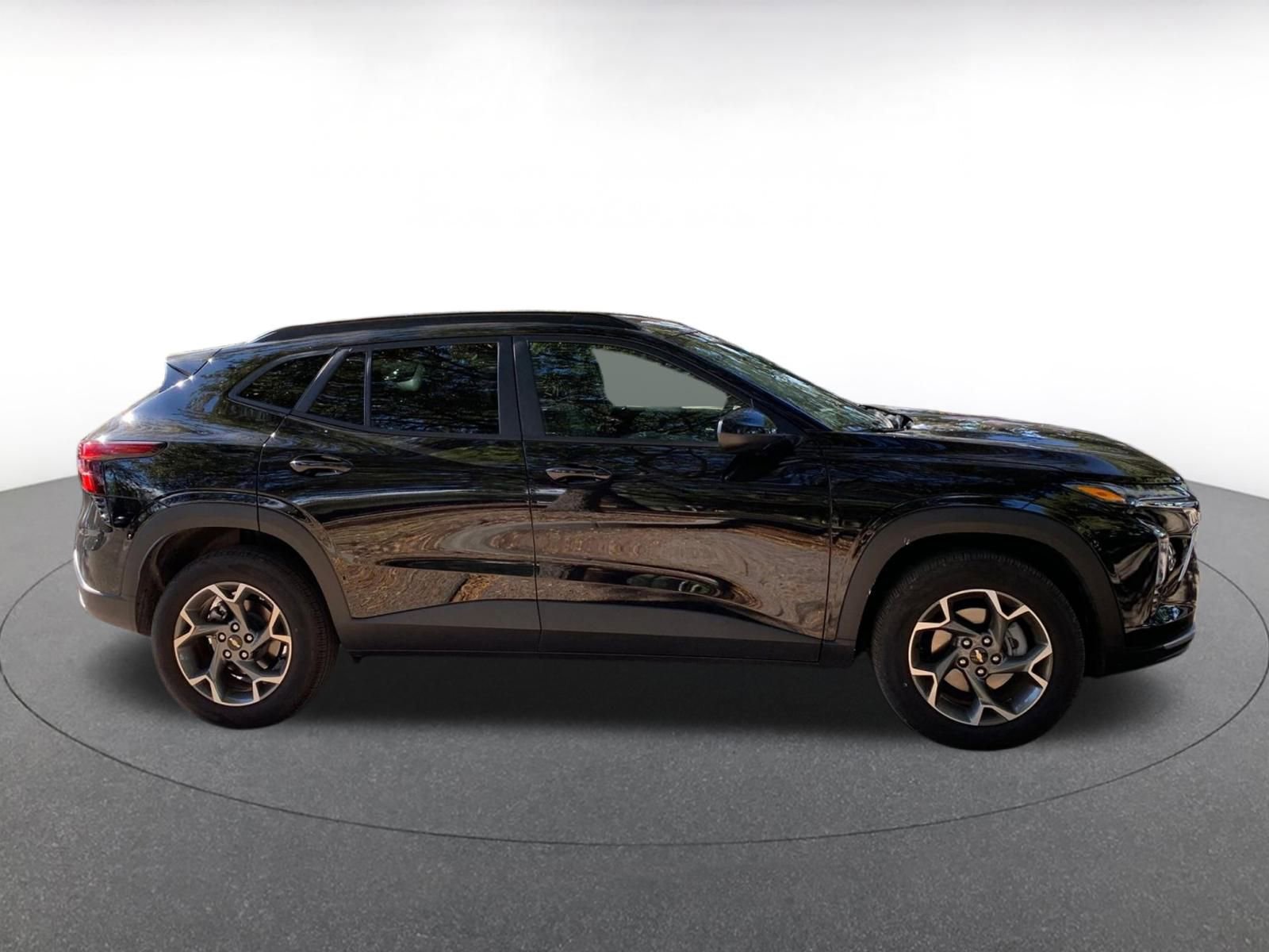 Used 2025 Chevrolet Trax LT image 8